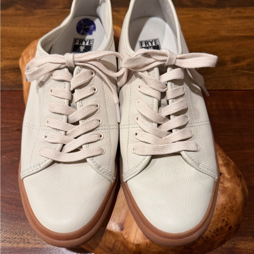 New Frye Gia Low Lace size 8.5 Ivory Off-white Leather Gum 'Rubber Sole Sneakers